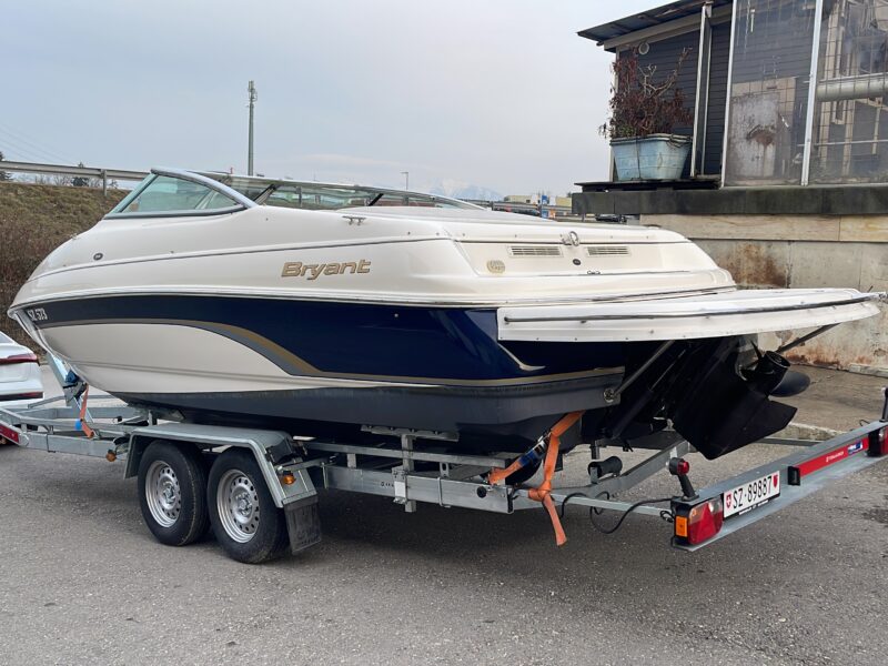 Bryant Motorboot Sportboot mit Schiffsführer auf dem Vierwaldstättersee Brunnen SZ bis 6 Personen