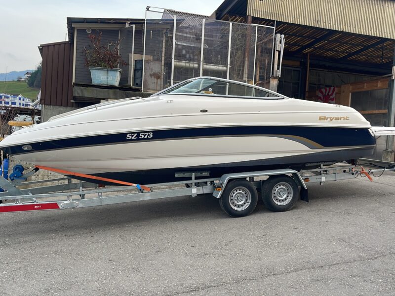 Bryant Motorboot Sportboot mit Schiffsführer auf dem Vierwaldstättersee Brunnen SZ bis 6 Personen